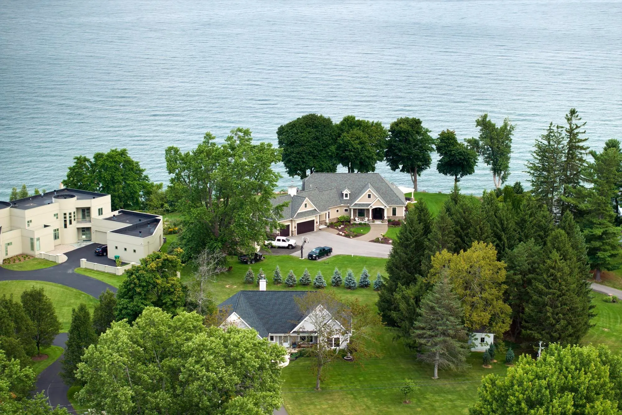Aerial view of lakefront homes on open water, the Grosse Pointe, Michigan shoreline where DITA Pro Clean runs regular routes